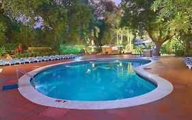 Hotel Clarks Shiraz Agra 5*